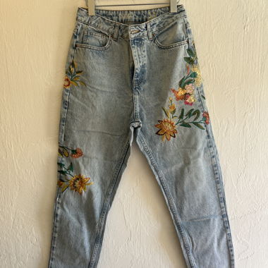 Hellblaue Jeans mit Stickerei