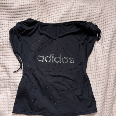 Top Adidas impreziosito da strass - vibes anni 2000