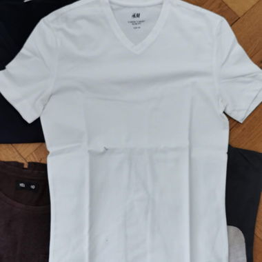 H&M - White T-Shirt XS V-neck