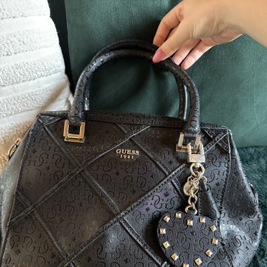Sac à main Guess noir élégant et spacieux