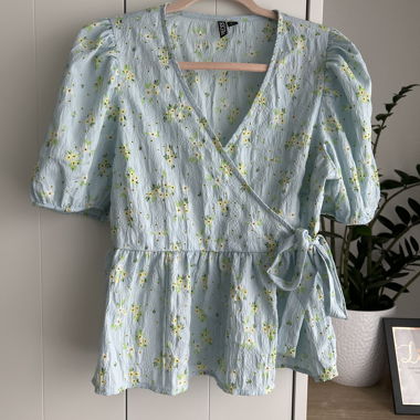 Geblümte Wickelbluse