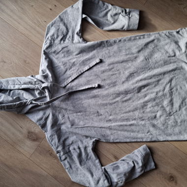 Grauer leichter Kapuzenpullover
