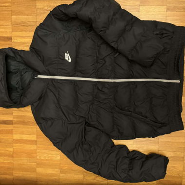 Giacca imbottita Nike con cappuccio nera