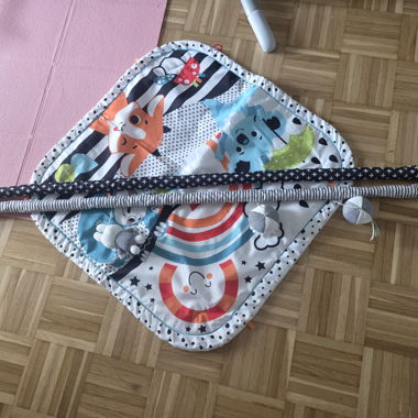 Baby-Aktivitätsspielmatte mit Spielbogen