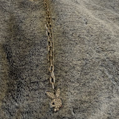 Collana con girocollo in strass e ciondolo coniglio