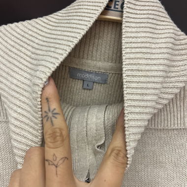 Beige knit cardigan with zipper
