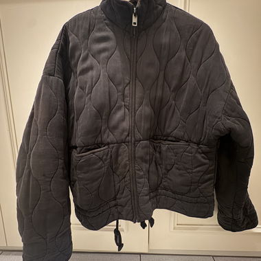 ZARA gesteppte Kurzjacke verwaschenes Blau Gr. S