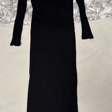 Long & tight black dress with slit 