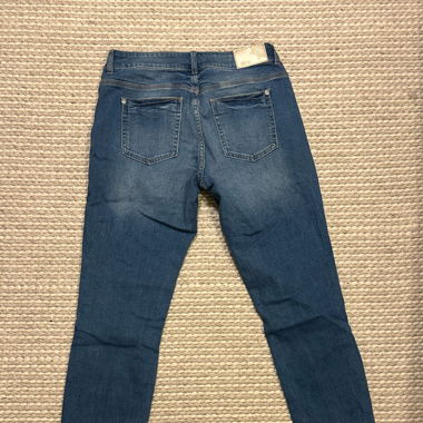 Skinny jeans with cute details 