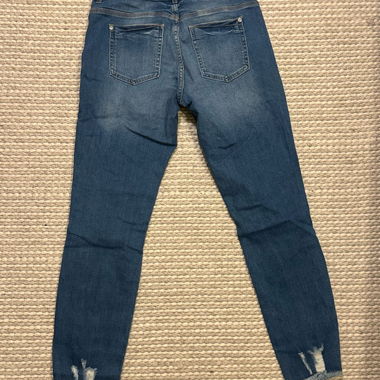 Skinny jeans with cute details 