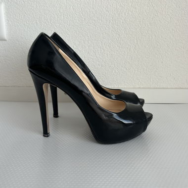 Décolleté neri Peeptoe con tacco alto