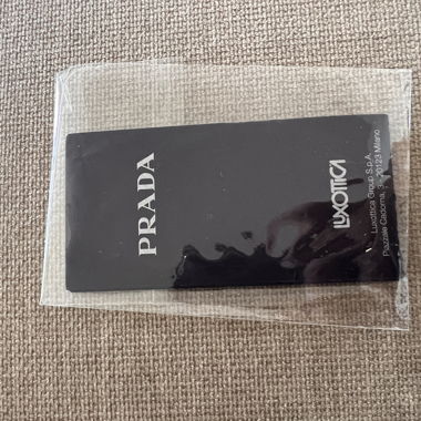 Lunettes de soleil Prada avec étui