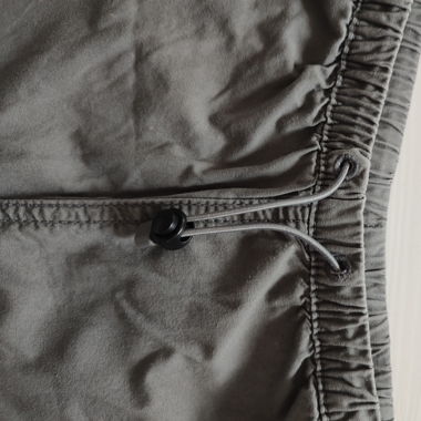 Graue Oversize Hose mit verstellbarem Gummi