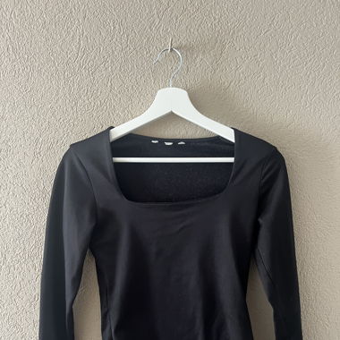 Pull noir col carré 