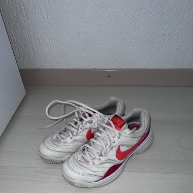 Nike Sneaker – Weiß mit Rot