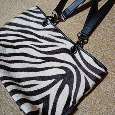 Borsa zebrata con manici neri