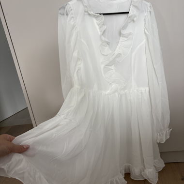 Robe blanche à volants avec manches longues