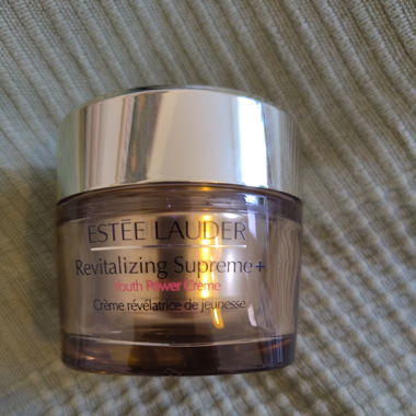 Estée Lauder Revitalizing Supreme youth power