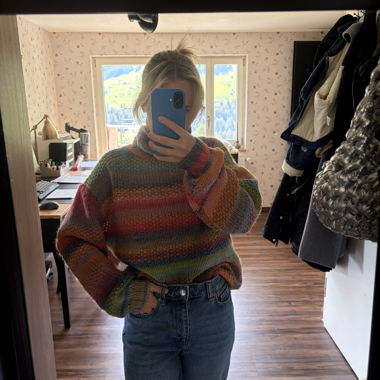 Regenbogen-Strickpullover