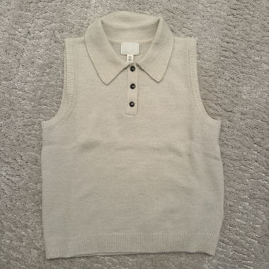 Beige Strickpolo ohne Ärmel