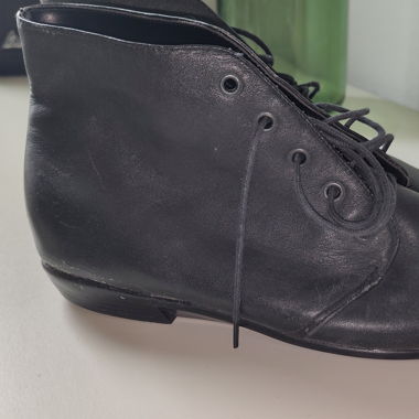 Stivaletti bassi neri in pelle con lacci