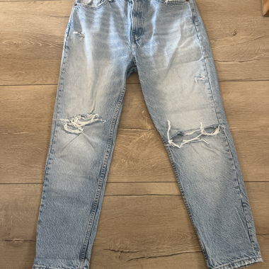 Jeans délavé clair déchirés