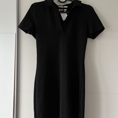 Schwarzes Polo-Mini-Kleid