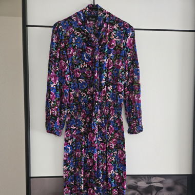 Elegantes blau-rosa geblümtes Kleid