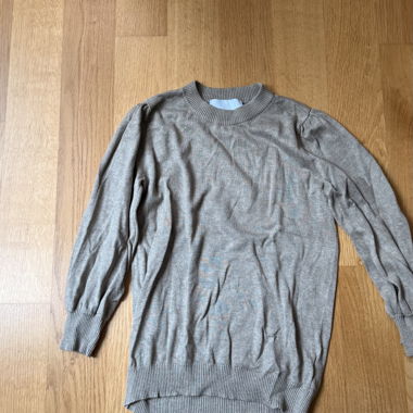 Grau melierter Strickpullover