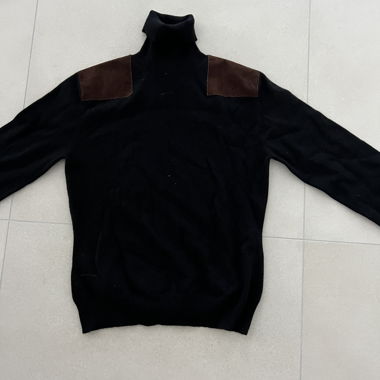 Pull col roulé en cachemire noir avec détails 