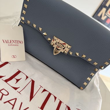 Neue Valentino Rockstud-Handtasche in Hellblau