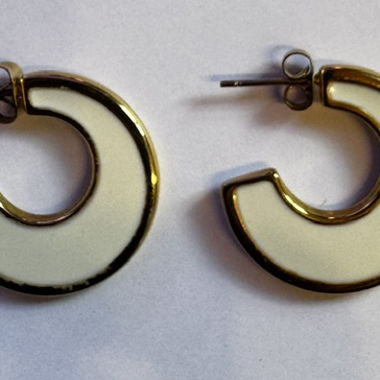 Boucles d'oreilles créoles blanches