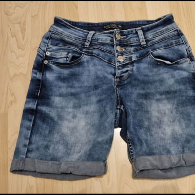 Kurze Jeans dunkelblau und hellblau