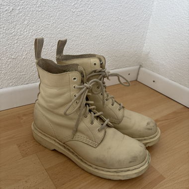 Bottes en cuir souple Dr. Martens Pascal Yellow Cream