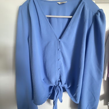 Blusa da donna blu con fiocco