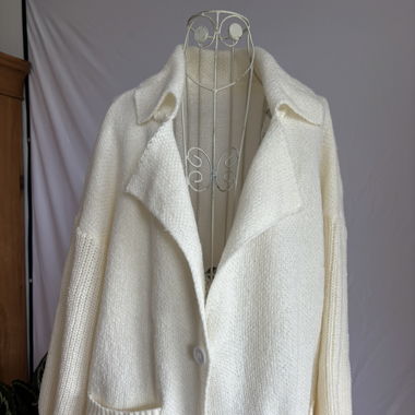 weisse Strickjacke