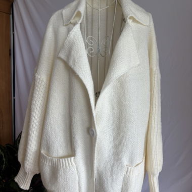 weisse Strickjacke