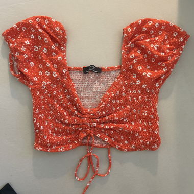 Rotes Blumen-Crop-Top