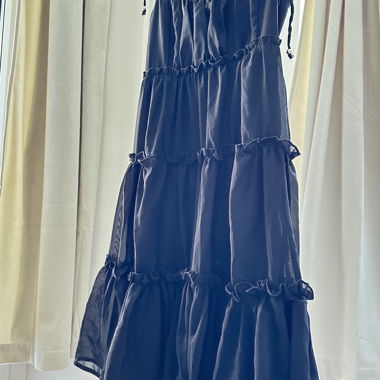 Schwarzes Rueschenkleid