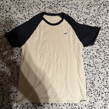 Beiges Hollister T-Shirt mit schw. Raglanärmeln