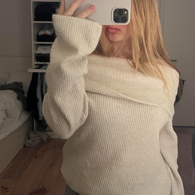 Maglione crema con spalle scoperte