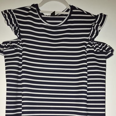 Abito a righe blu navy con volant sulle spalle