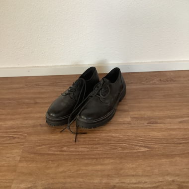 Schwarze Kunst-Lederschuhe 