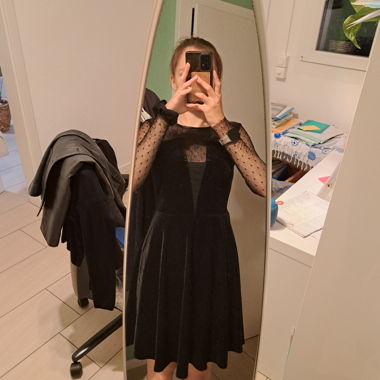 Süsses schwarzes Samtkleid