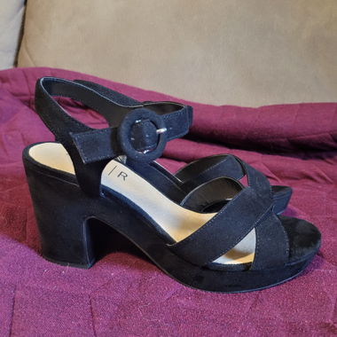 Small-heeled sandals