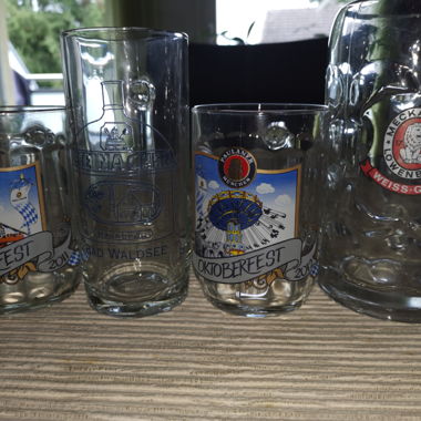Bierglas-Sammlung mit Markenlogos, 19-teilig
