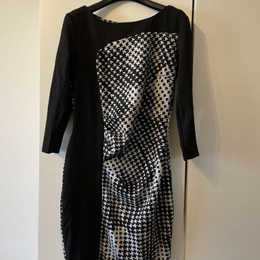 Robe noire et blanche