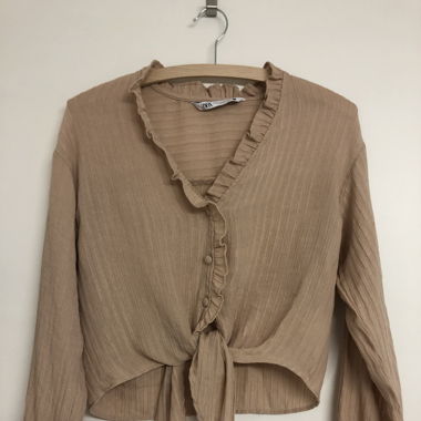 Bluse mit Rüschen und Knöpfen