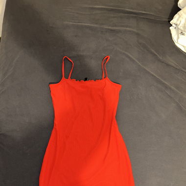 Rotes enges Kleid