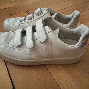 Weisse Veja-Sneaker